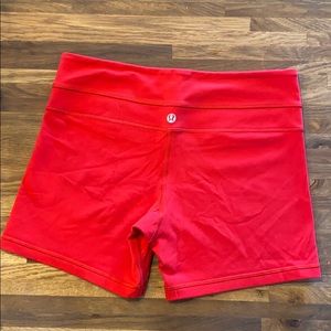 Lululemon size 6 Wonder Train mid rise  shorts